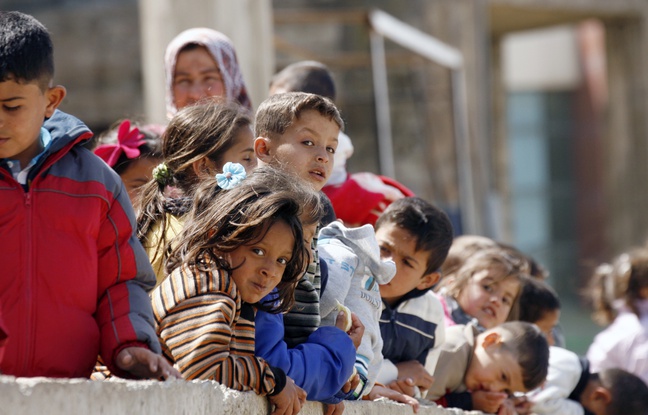 sidon-liban-22-mars-2015-enfants-syriens-attendant-camp-refugies-liban